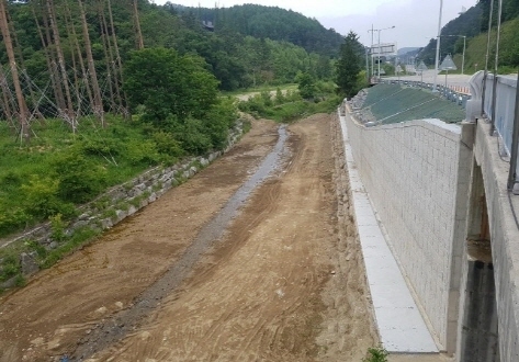 군도13호선(하동1교)도로보수공사중 자립식옹벽공사 (H=7.80m)